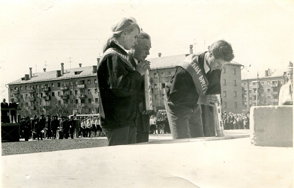 Священная земля Бреста к подножию Обелиска Славы, 1971.jpg
