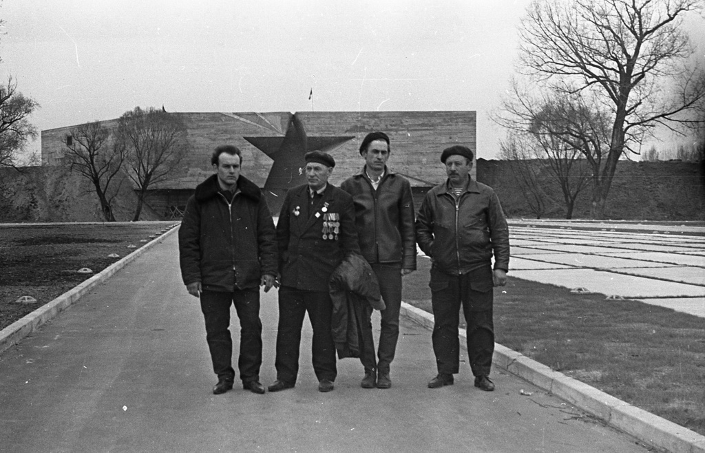 Участники автомотопробега Аэропорт Домодедово - Брестская крепость - Домодедово, 1971.jpg